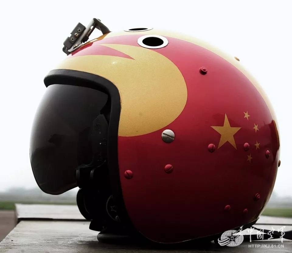 解放军最年轻“金头盔”飞行员亮相，2018年驾驶歼-16首战一举夺魁