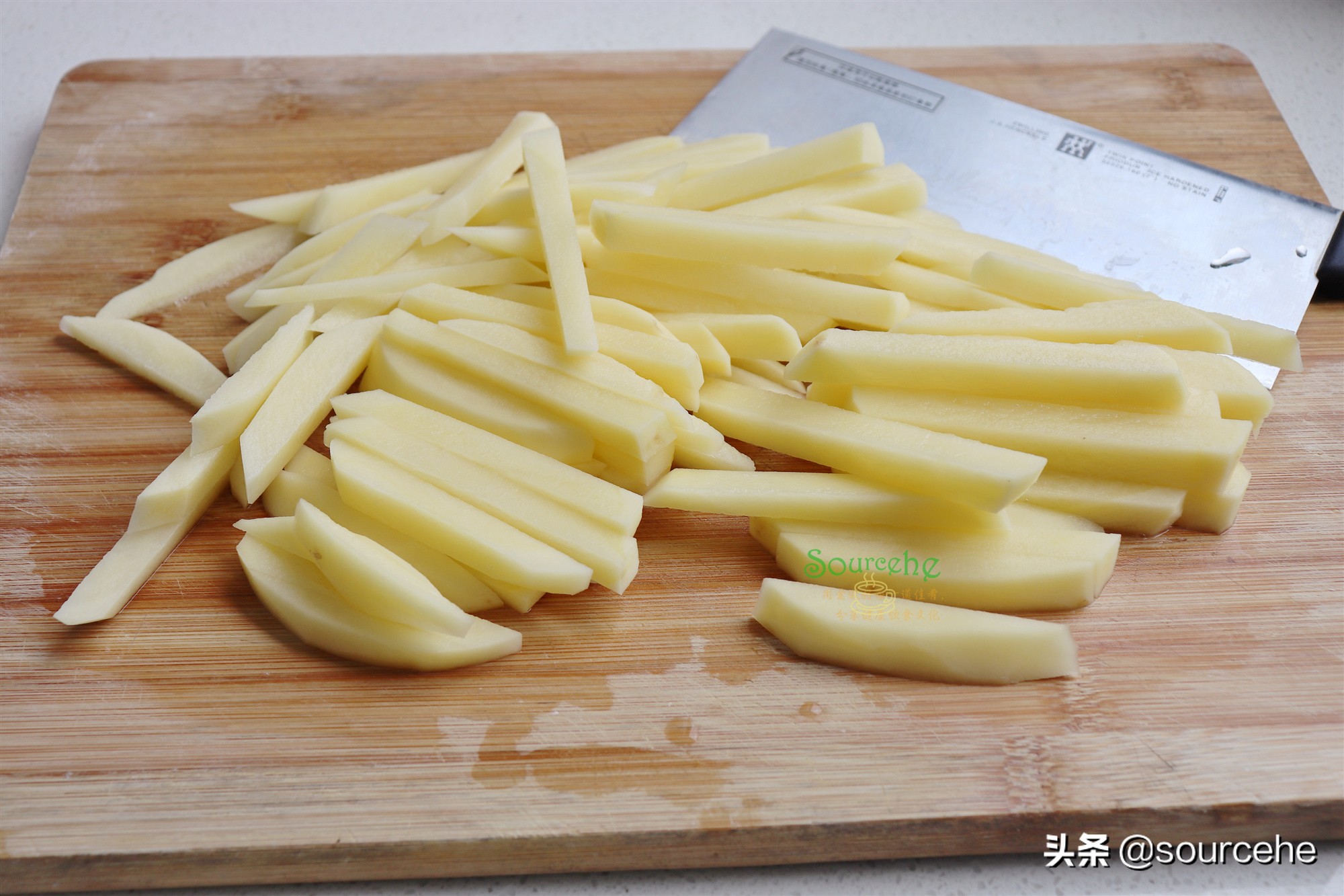 放暑假了，孩子想吃炸薯条不用买，在家简单实惠，比麦当劳还酥脆