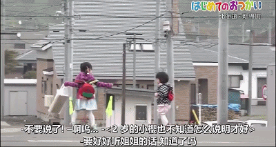 温暖！4岁和2岁姐妹花独自外出跑腿，这件事让大