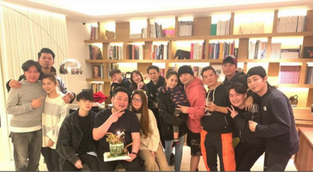 周杰倫攜妻兒參加生日趴，昆凌抱著三歲羅密歐拍照，媽媽力爆棚