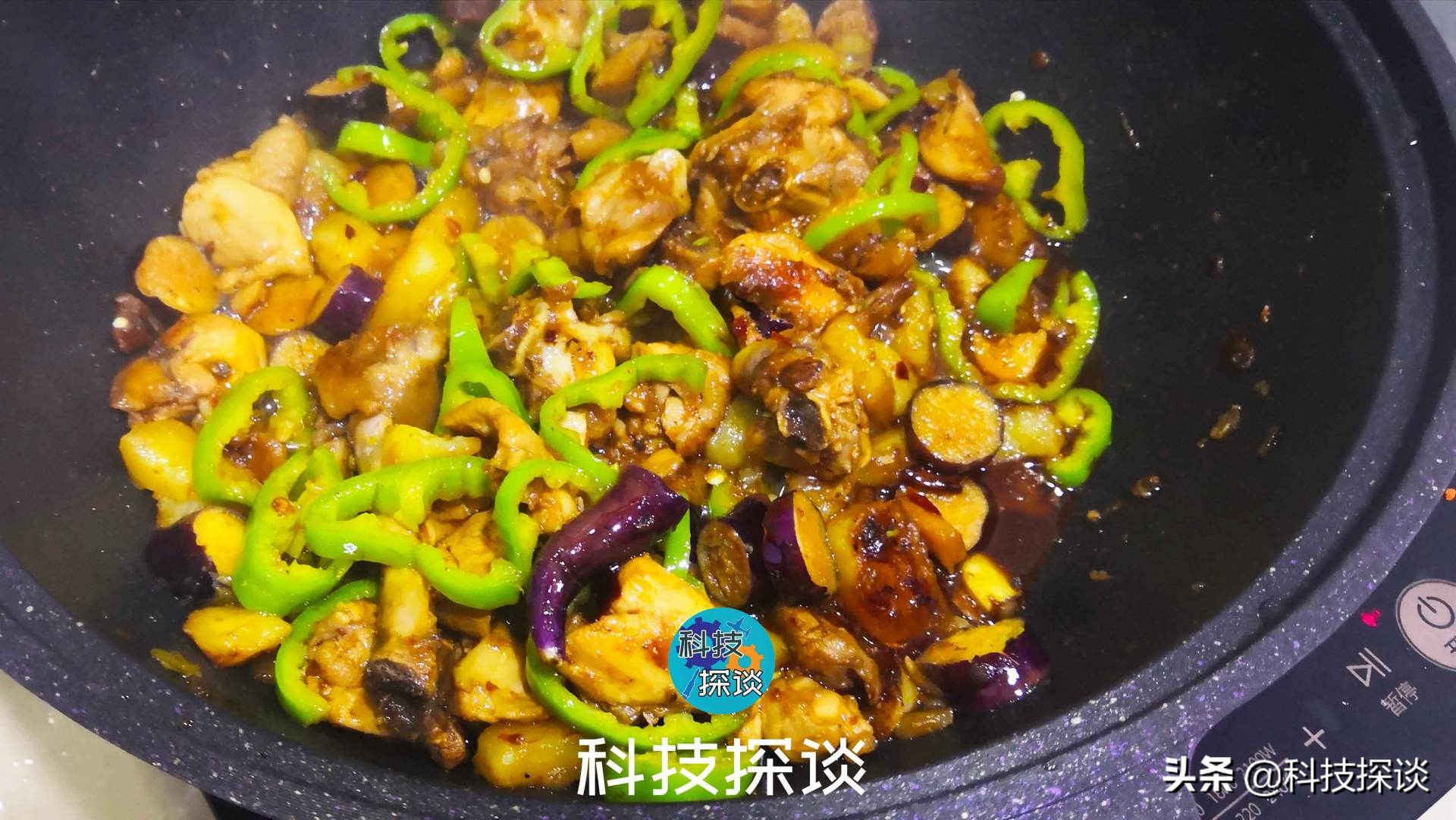 吃鸡啦，还加了土豆、青椒、茄子和豆芽，帝伯朗钛钻不粘锅挺好用