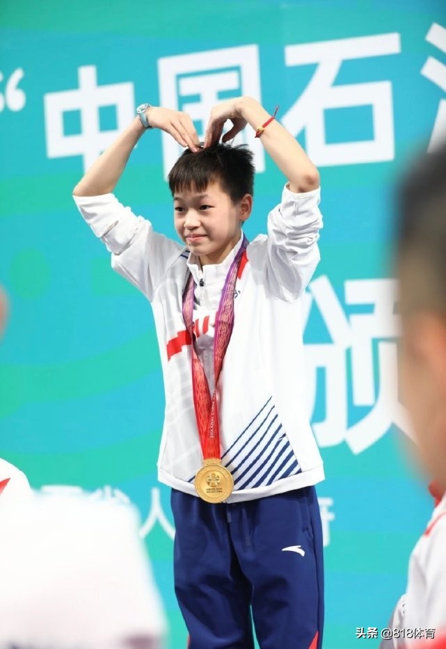 国宝!全红婵全运被广东队8位教练包围避免干扰,教练牵手带她离场