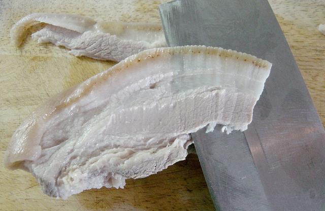 图片[2]-蒜泥白肉的做法步骤图川菜老厨师长教你做蒜泥白肉吃起来一点-起舞食谱网