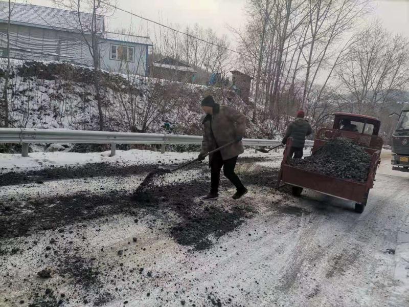 万良镇做好农村公路春季防滑工作