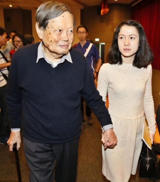 杨振宁与妻子久违亮相，年近百岁仍神采奕奕，翁帆穿格纹裙很年轻