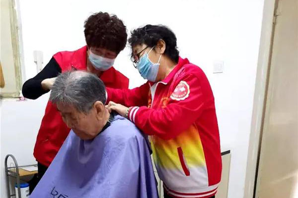 天津河北区“枫叶正红”志愿服务队有本儿“理发账”