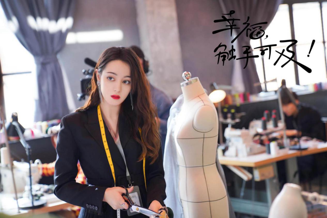 迪丽热巴现身医院，疑似因工作太拼命健康出现问题，网友直呼心疼
