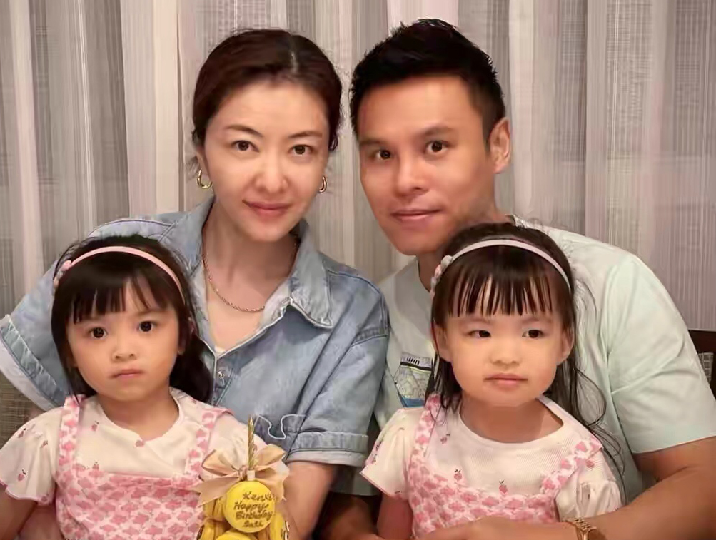 熊黛林老公晒生日全家福，抱双胞胎女儿幸福满满，称家庭为第一位