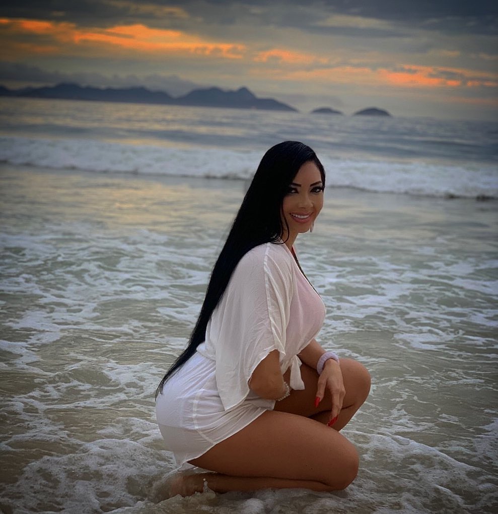 A model who pursues the beauty of a physique, achieves her goal through fitness, and has a fit