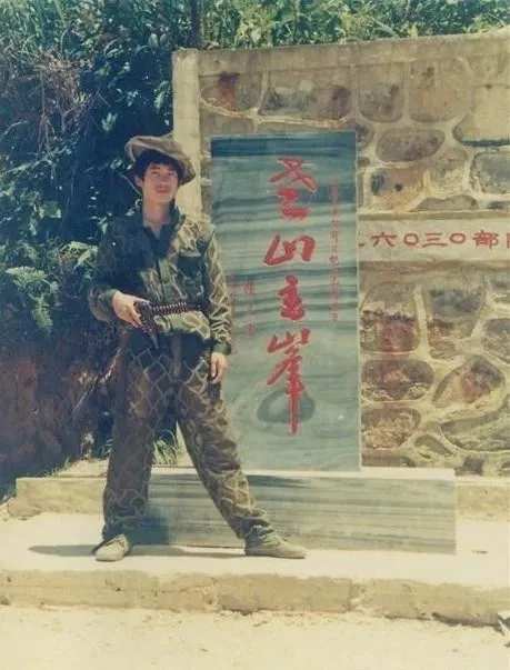 对越反击战，解放军战士单兵照，最后那张，手