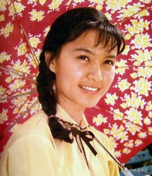 80年代当红女星方舒，二婚嫁给小十岁屠洪刚，如今过得怎么样了？