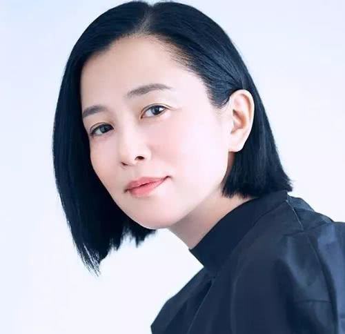 90年代女神坂井真纪离婚，老公抛妻弃女恋上19岁