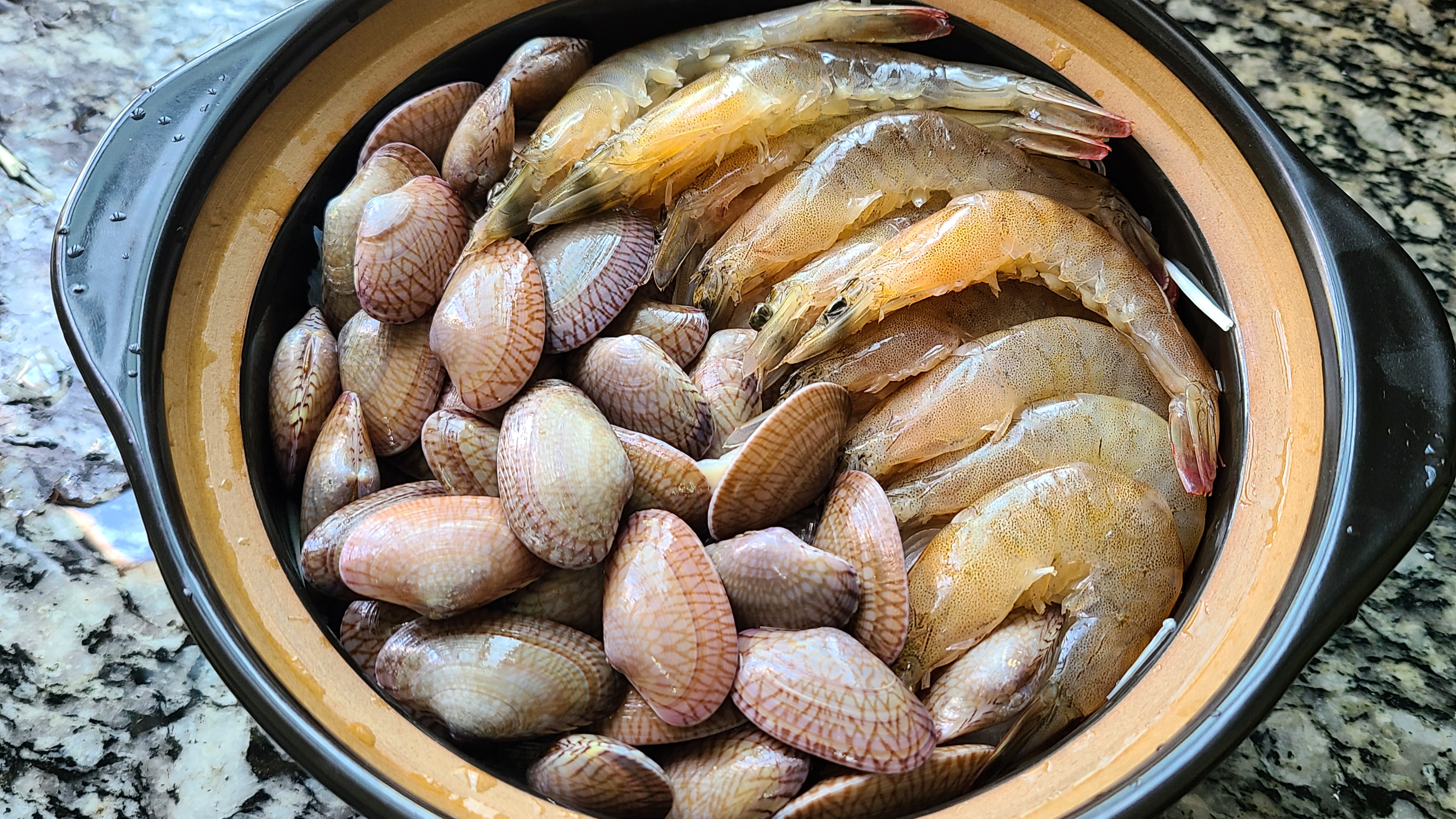 廣東人都愛吃這一道海鮮粉絲煲，味道鮮美，吃過的人都說好