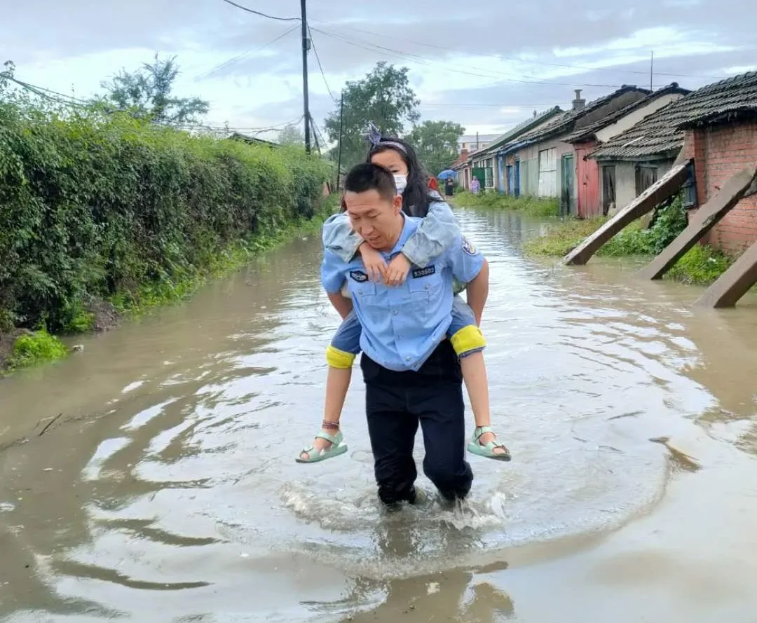 重庆|闻“汛”而动，梅河公安风雨中守护这座城！