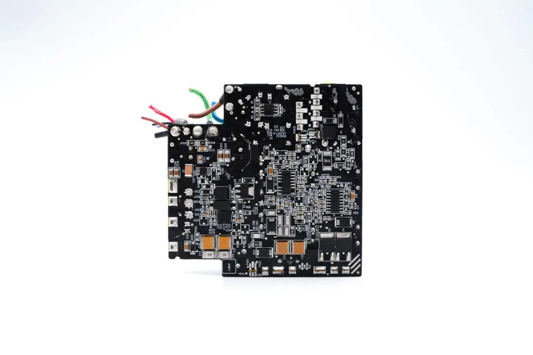 华硕最强游戏本标配300W电源，内置4颗氮化镓，内部结构揭晓