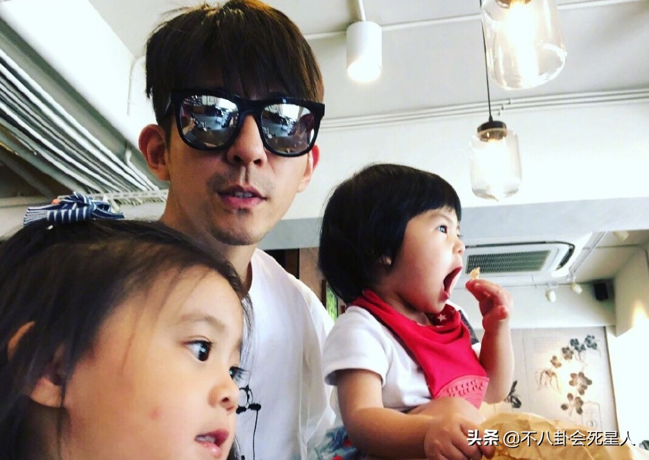 波妞成最严肃星二代，拍照不笑还爱皱眉头，才两岁就能打哭咘咘