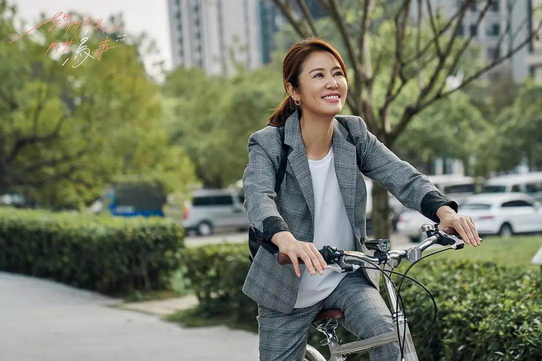 林心如近照曝光，45岁皮肤白嫩如少女，衣着休闲显年轻