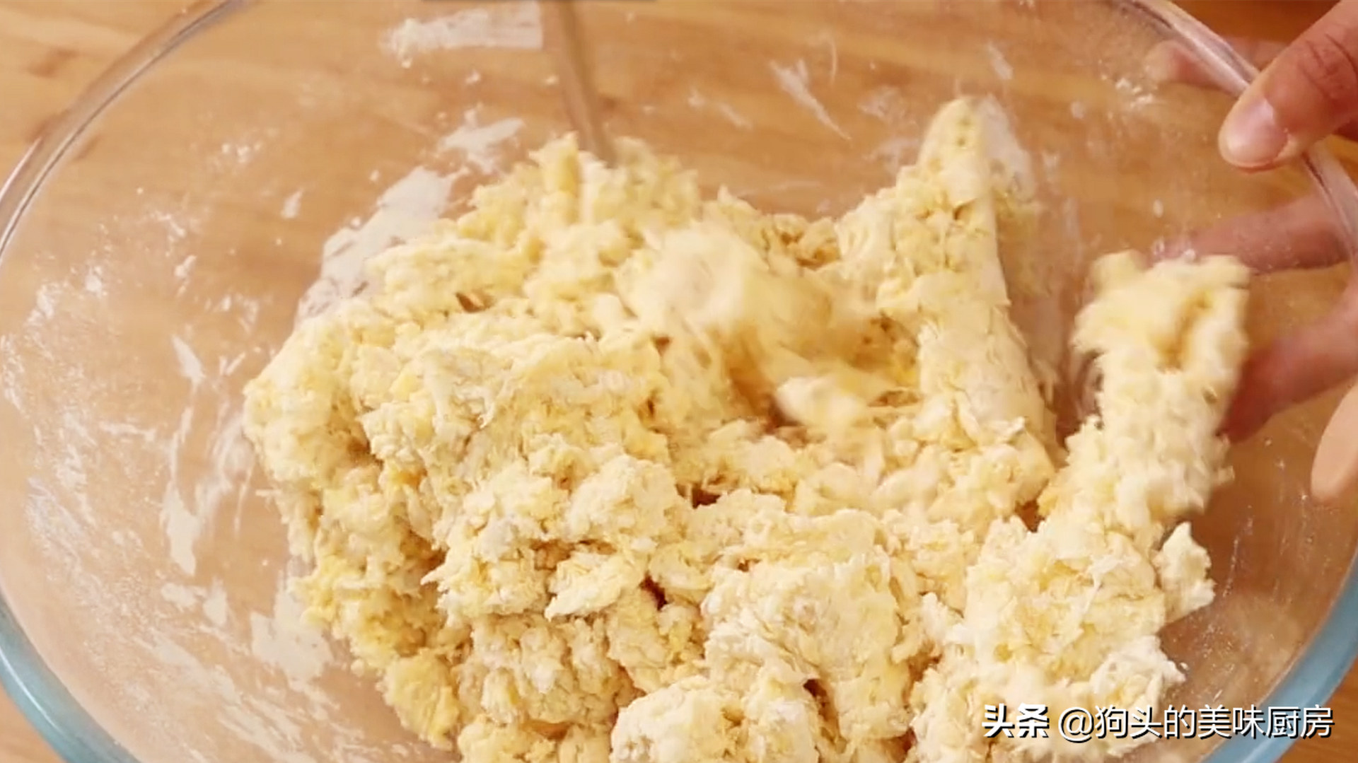 一碗麵粉，3個雞蛋，手指一戳一轉，香甜鬆軟，比買的麵包還好吃