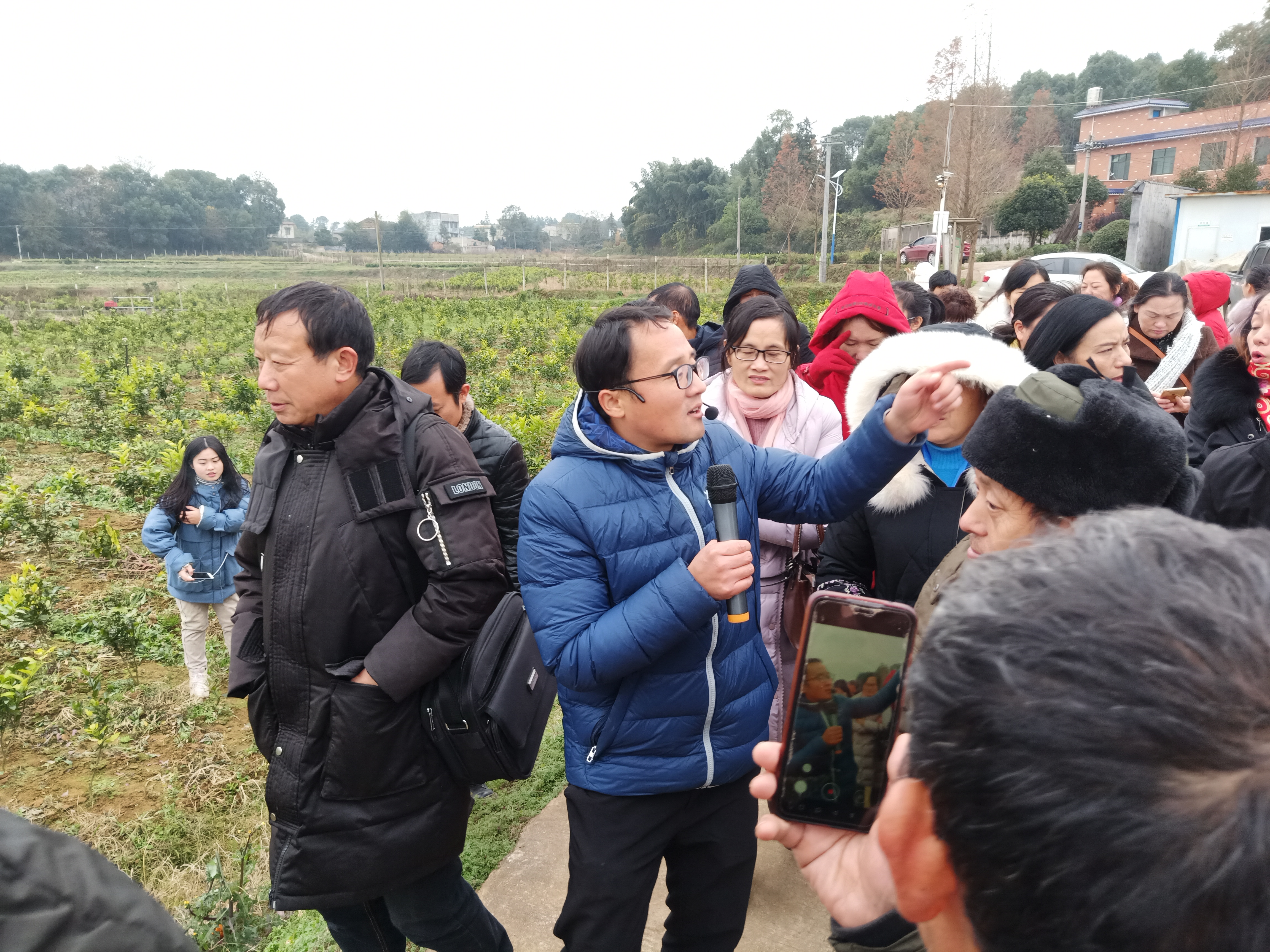 湘乡市高素质农民教育培训水果专题班开启新的旅程——实地参观