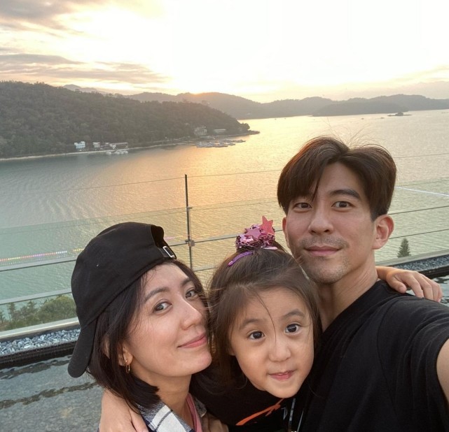 賈靜雯帶娃外出過週末，波妞熊抱羊駝超大膽，門牙脫落笑容很喜感