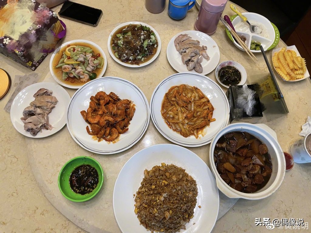 黄晓明深夜晒一桌美食，有baby爱吃的红烧肉，还有儿童餐具，幸福