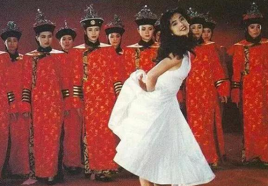 30年前王祖贤旧照中,身后微不足道的群演,如今