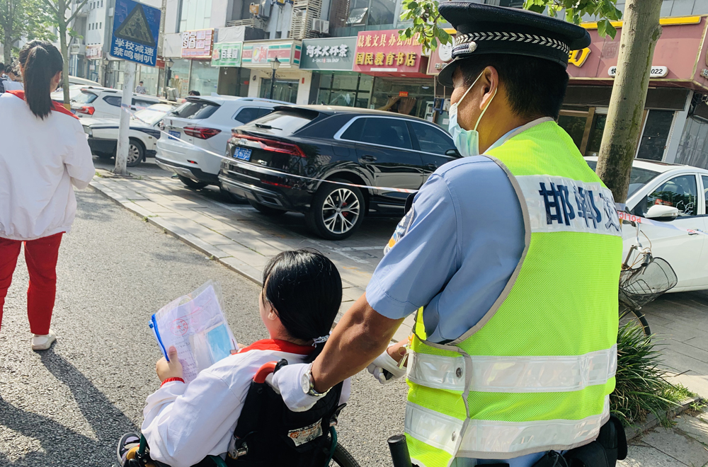 考生坐轮椅赴考迟缓，邯郸交巡警细心护送考场