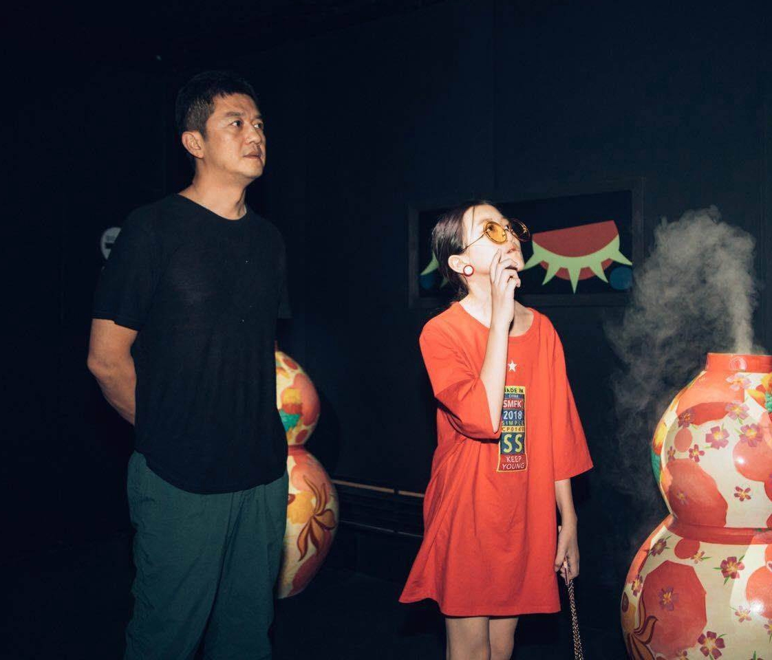 李亚鹏亲吻李嫣大腿惹争议，本尊回应：女儿脚趾头都是臭香臭香的