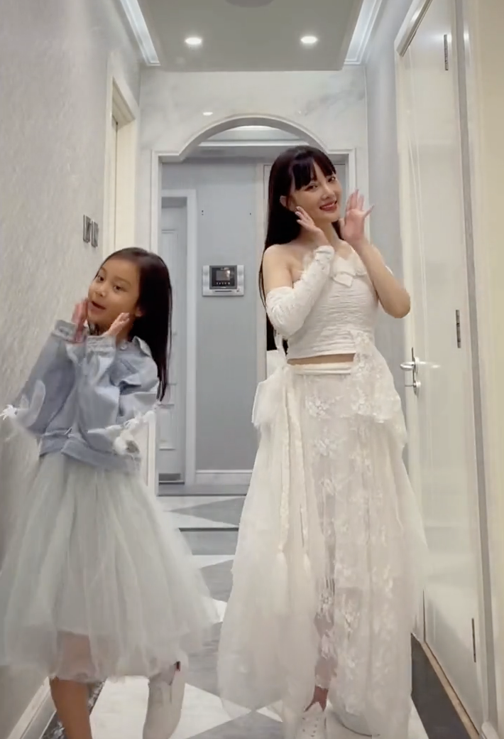 李小璐母親節曬母女視頻，各種風格切換，甜馨身高直逼媽媽肩膀