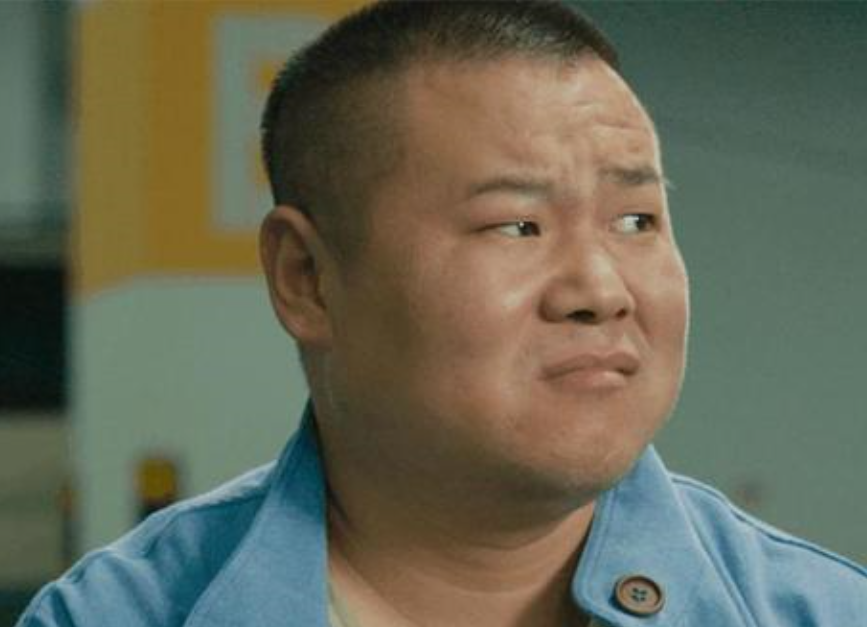 岳云鹏妻子剃光头了？在医院自拍发文要蓄发，身体出现问题了？