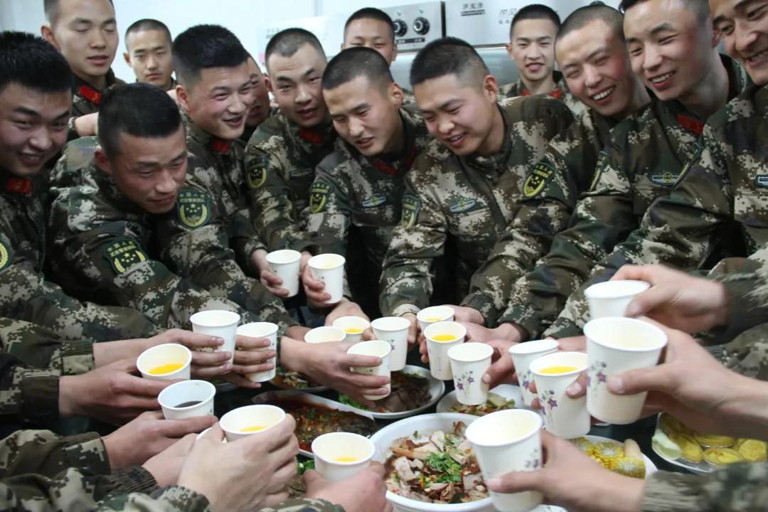 兵哥哥的“年夜饭”，看看哪个单位的伙食你最喜欢？