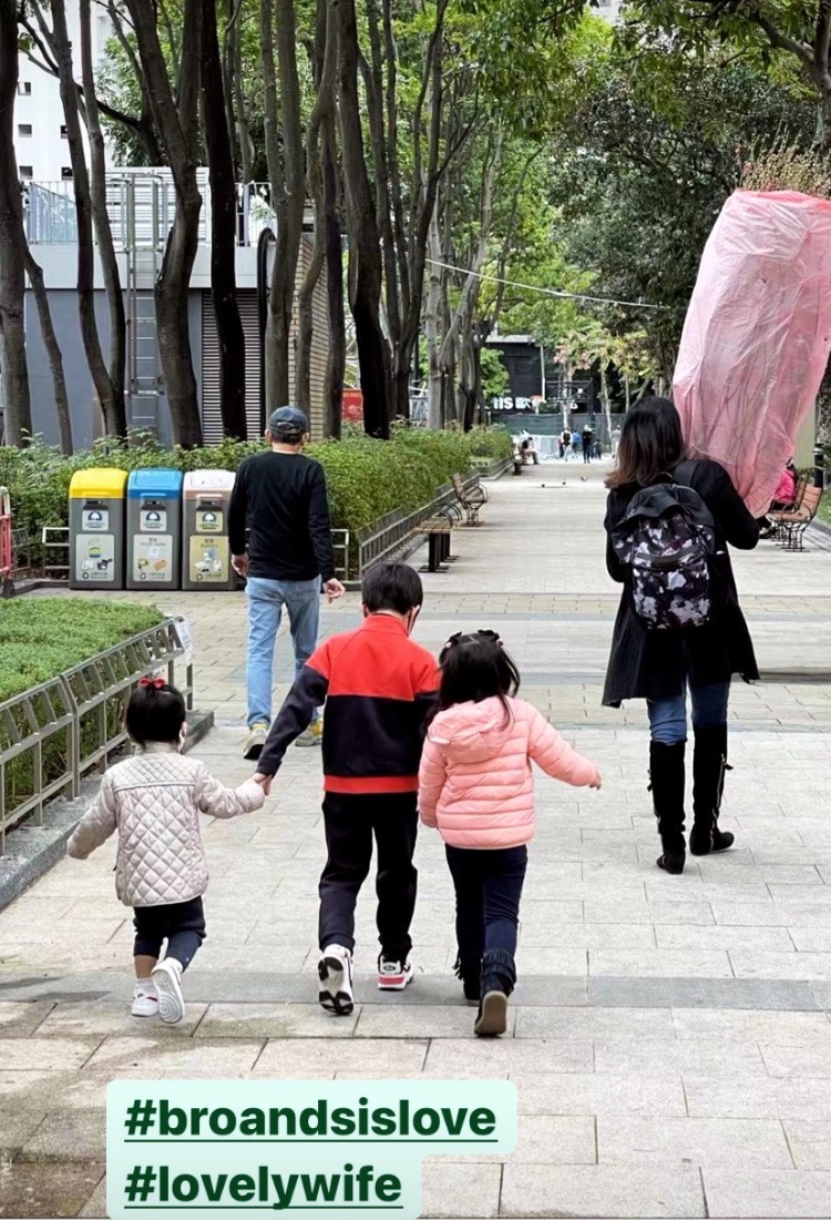 霍啟剛郭晶晶一家逛花市畫面溫馨，大兒子牽著倆妹妹超有哥哥範