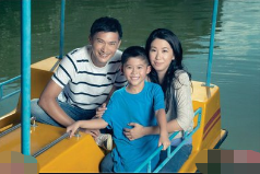 53岁陈锦鸿罕露面，为照顾自闭症儿子，正当红时退出娱乐圈