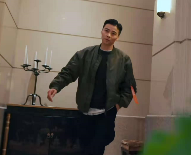 張晉新年首曬全家福，三個兒女同框送祝福，豪宅內景罕見曝光