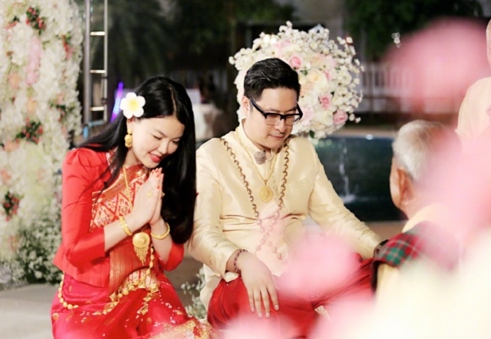 【王岳伦与李湘同时退出公司】家庭聚餐不带老婆，还在女儿面前抽烟