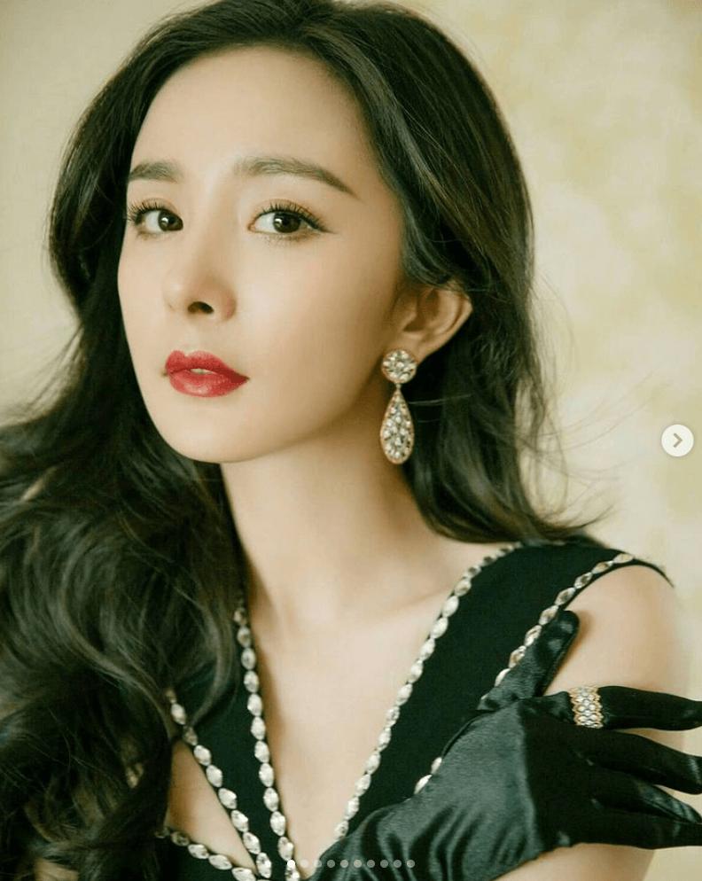 Yang Mi's Latest Retro Look Is Hot, Revealing A Slim Dress, And 