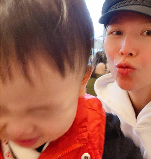 蔡少芬帶兒子逛街喝咖啡，1歲魚蛋和媽媽搶鏡頭，娘娘仨娃太幸福