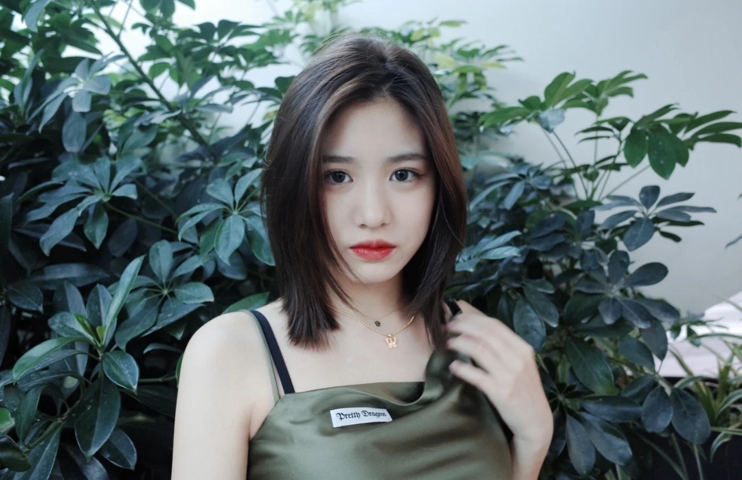 汪峰16岁长女晒高清美照，小苹果穿扮成熟白到发光，颜值超高