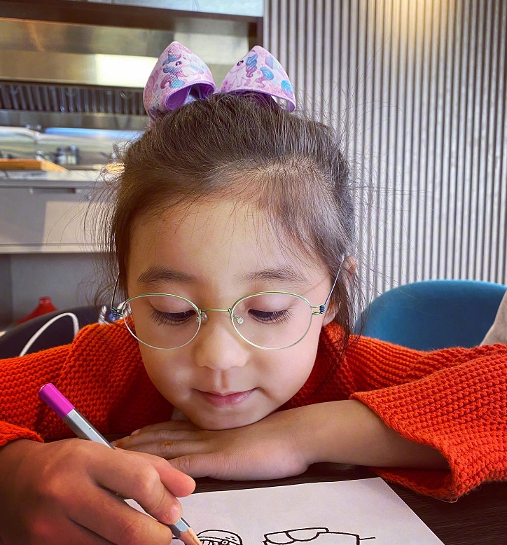 賈靜雯帶女兒眼科檢查，咘咘大眼卻“先天弱視”，家長勿掉以輕心