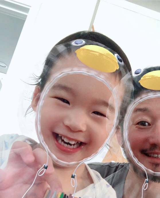 吴京扮企鹅与儿子拍照，2岁小儿子眉眼像爸嘴巴像妈，长相好秀气