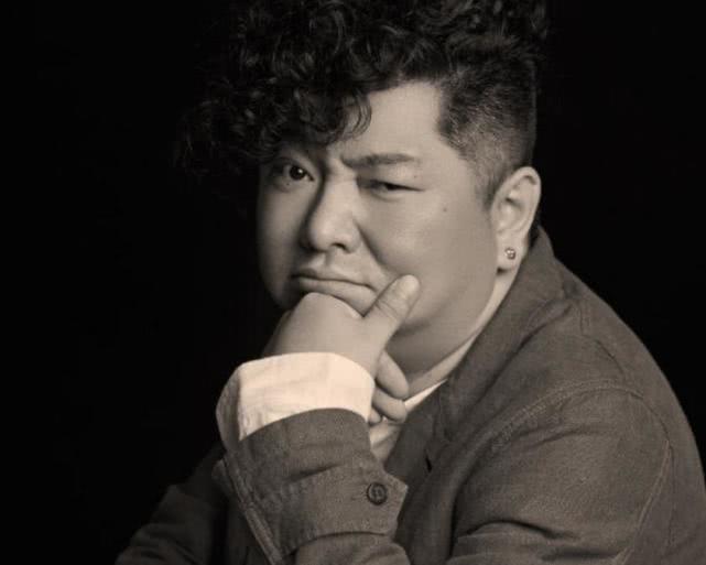 刘天佐晒与演员马伊琍合照：脸颊紧贴惹争议，网友：已婚男多避嫌