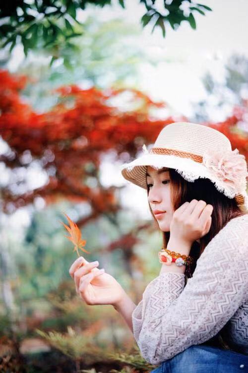 晚秋落叶季，如何穿搭才能拍出大片的感觉（附拍照姿势）？