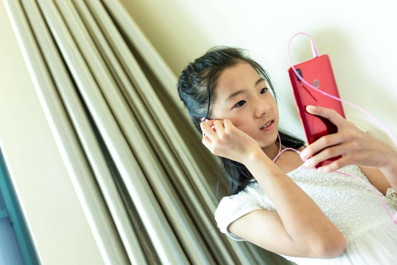 曹格為10歲女兒慶生，“開掛式顏值”太吸睛，網友：最美星二代