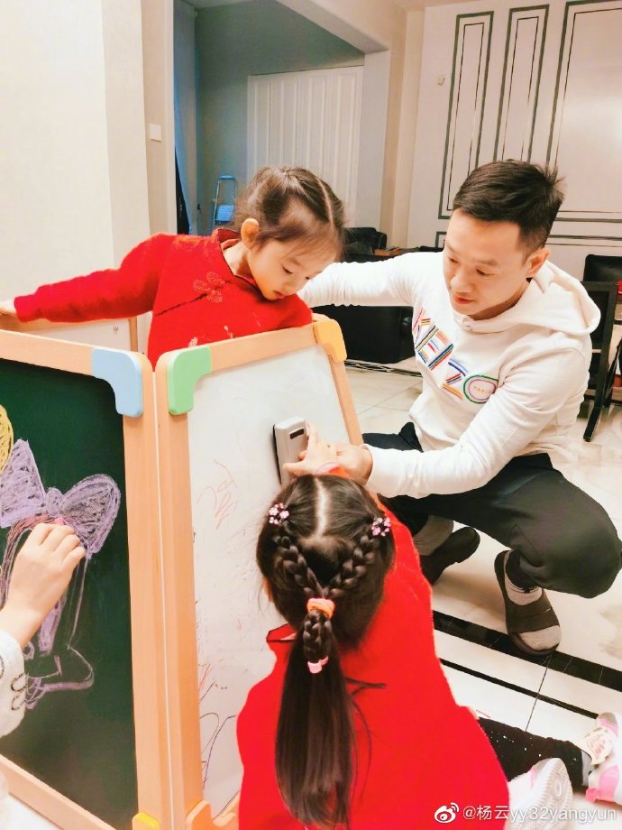 杨威带双胞胎女儿做手工，父女仨面对面像照镜子，豪宅奢华有品位