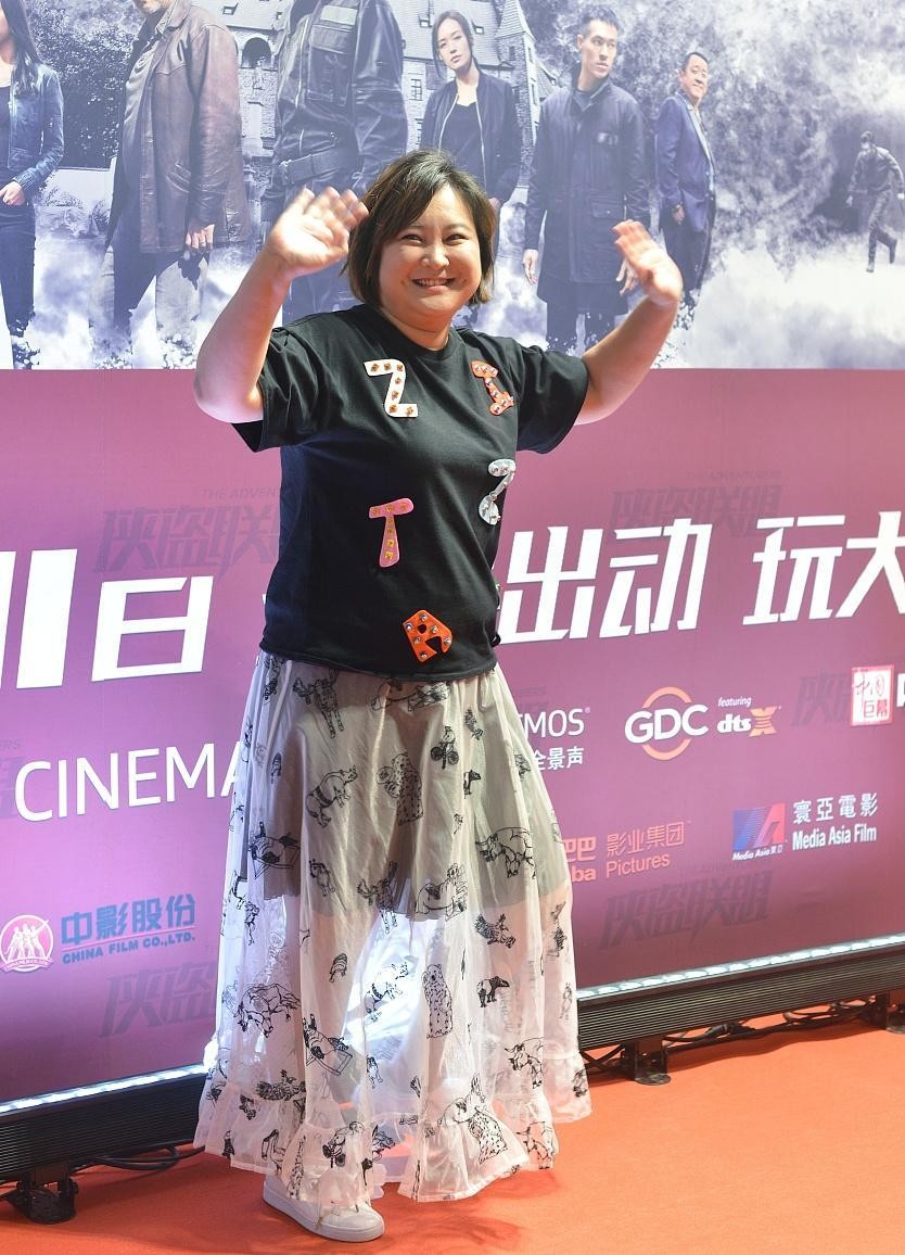 贾玲特别会穿，穿半身裙魅力不可抵挡，气质不输张小斐