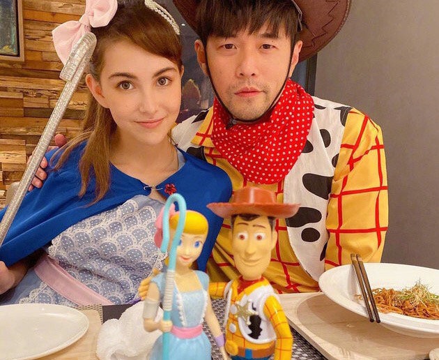 天王嫂昆凌罕见晒娃，周杰伦掌镜却未露面，儿子长相呆萌像爸爸