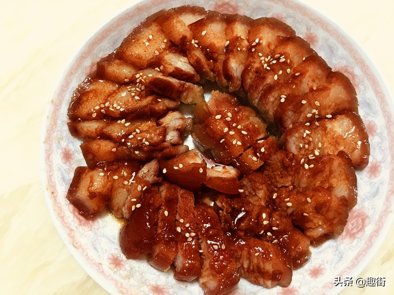 蜜汁叉燒的家常做法，把豬肉醃一醃，扔進電飯煲按下煮飯鍵即可