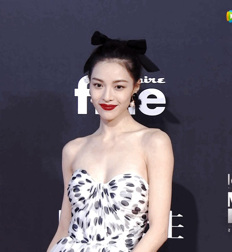 人间尤物张雨绮，怎么把10w的迪奥穿成3块8包邮的