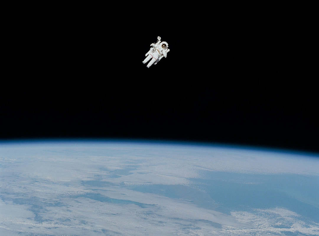 太空中零下200多度，這麽冷的天，為什麽航天器還要散熱？