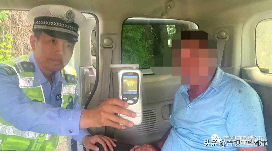 醉驾司机和警察“玩泥巴”，太“丢鞋”了...